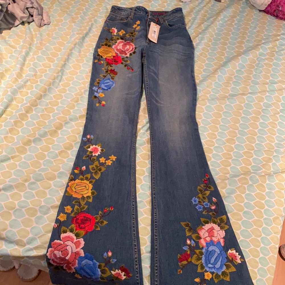 BRAND NEW ALICE AND OLIVIA JEANS FLORAL PATTERN